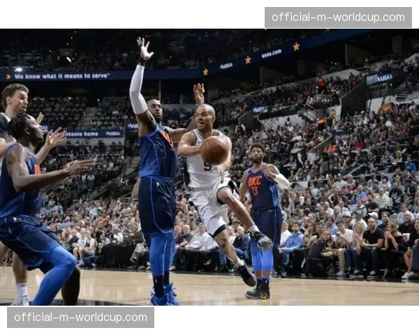 “关键回合:帕克抢断后跨越全场长传,库珀完成空中接力”